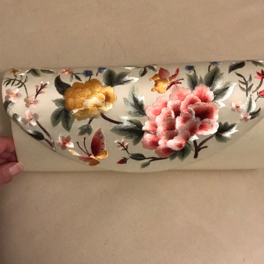 Embroidered ivory clutch w/shoulder chain NWT